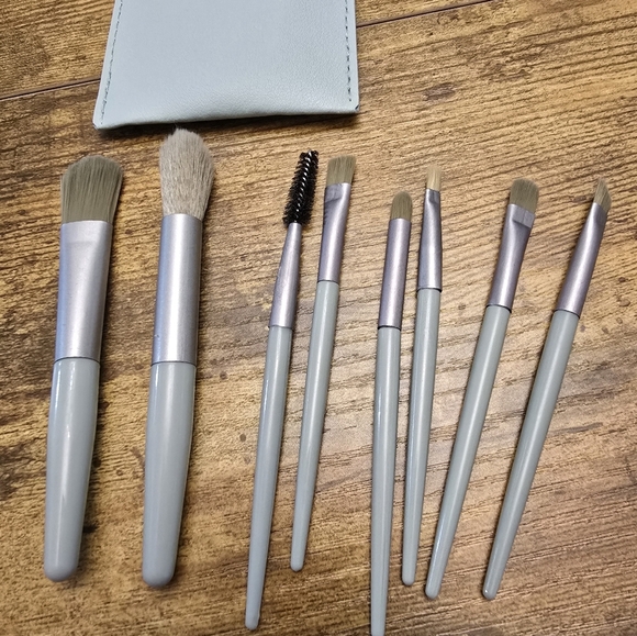 New Portable light blue Makeup Brush Set of 8 with Case - Picture 4 of 8
